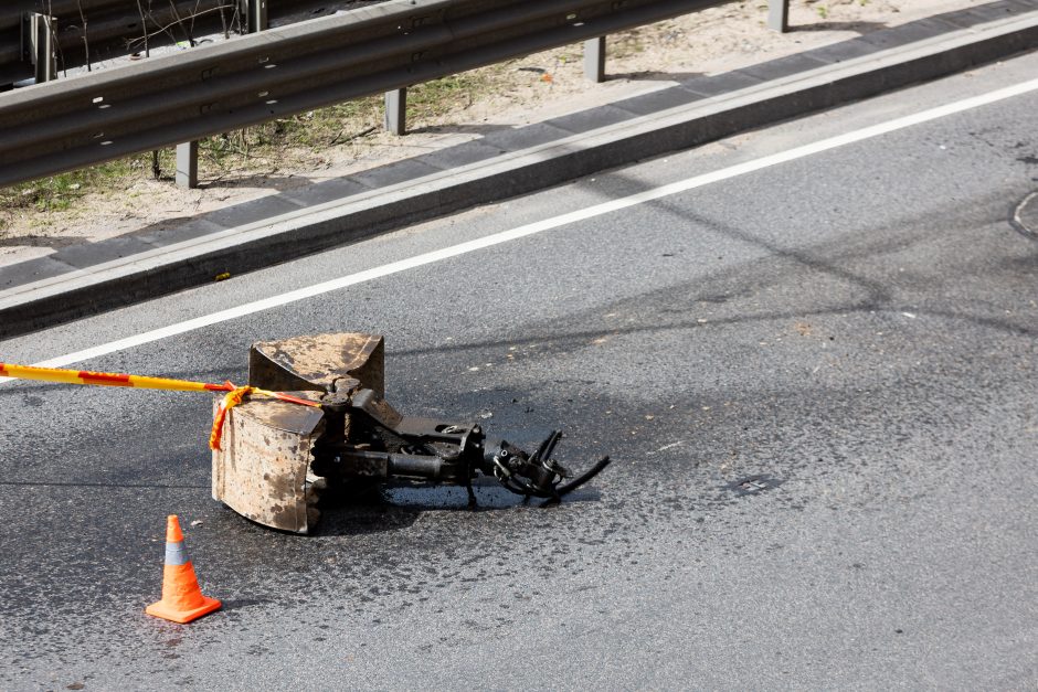 Prie Vakarinio aplinkkelio Vilniuje apvirto sunkvežimis-kranas: blokuojama Ukmergės gatvė