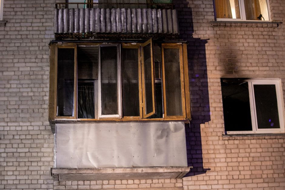 Nelaimė Savanorių prospekte: bute įsiplieskė gaisras, kai nuo rozetės užsidegė spinta