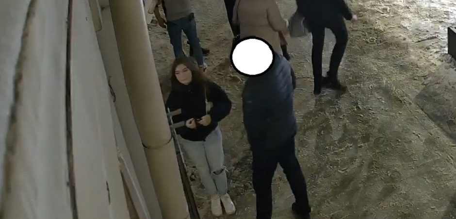 Prie naktinio klubo Vilniuje – laikrodžio vagystė: pareigūnai turi klausimų šiai merginai