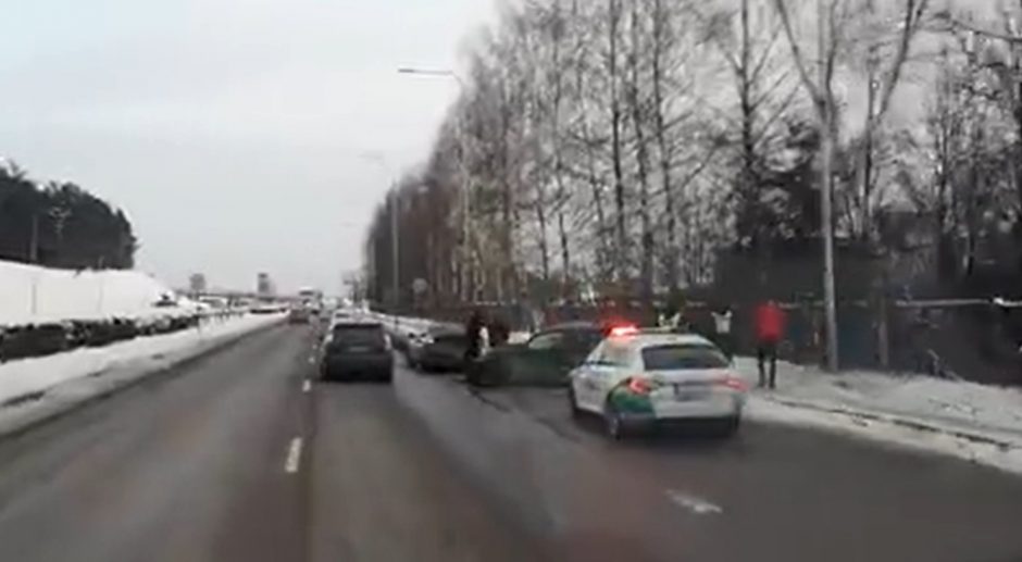 Geležinio Vilko gatvėje – dvi eismo nelaimės: BMW rėžėsi į stulpą, „Audi“ detalės pažiro kelyje