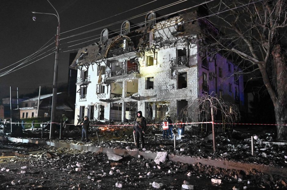 Per Rusijos raketų smūgį į viešbutį Charkive sužeista 13 žmonių