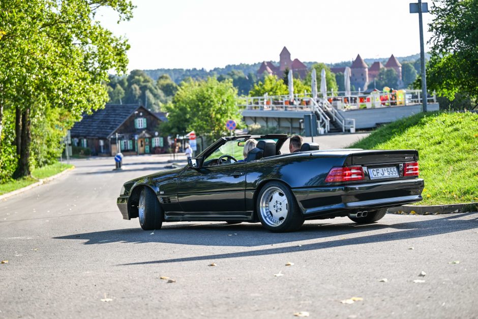 Istorinių kolonoje – ir princo Čarlzo bei dainininko Stingo mėgstamiausias automobilis