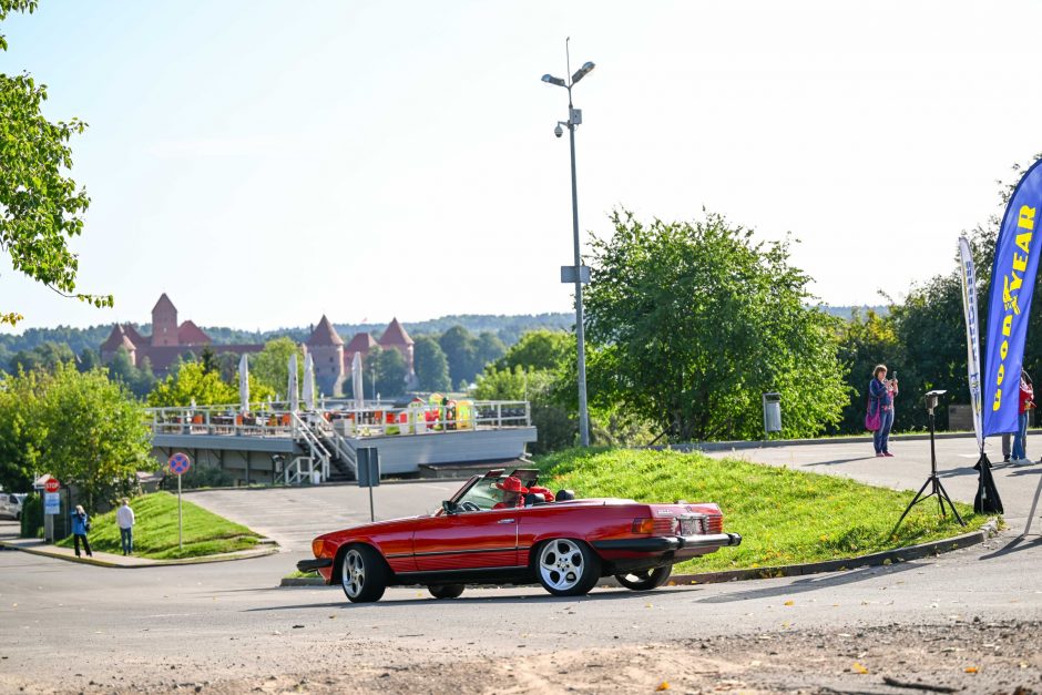 Istorinių kolonoje – ir princo Čarlzo bei dainininko Stingo mėgstamiausias automobilis