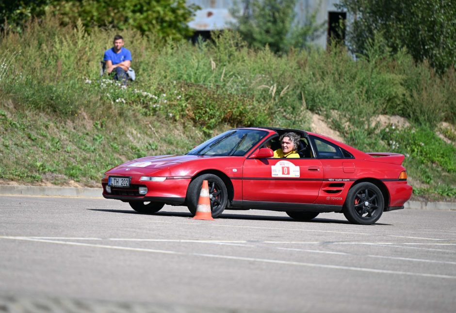 Istorinių kolonoje – ir princo Čarlzo bei dainininko Stingo mėgstamiausias automobilis