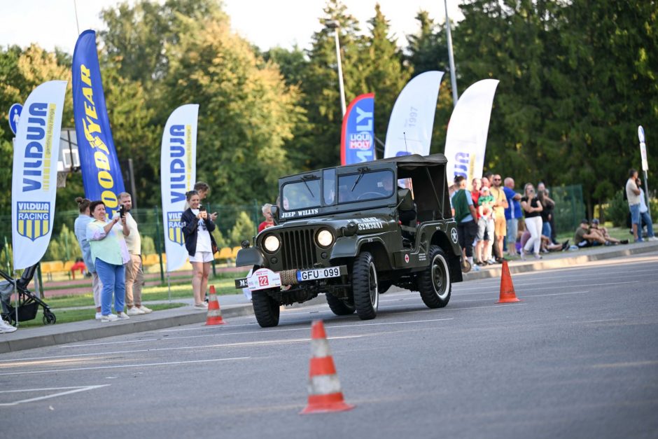 Istorinių kolonoje – ir princo Čarlzo bei dainininko Stingo mėgstamiausias automobilis