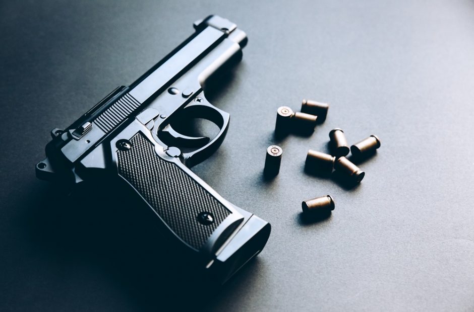 Panevėžyje sužalotas 20-metis: pas įtariamąjį rastas dujinis pistoletas bei šoviniai
