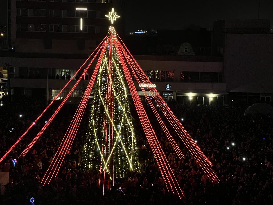 Marijampolėje įžiebta Kalėdų eglė, padabinta spalvą keičiančiomis stygomis