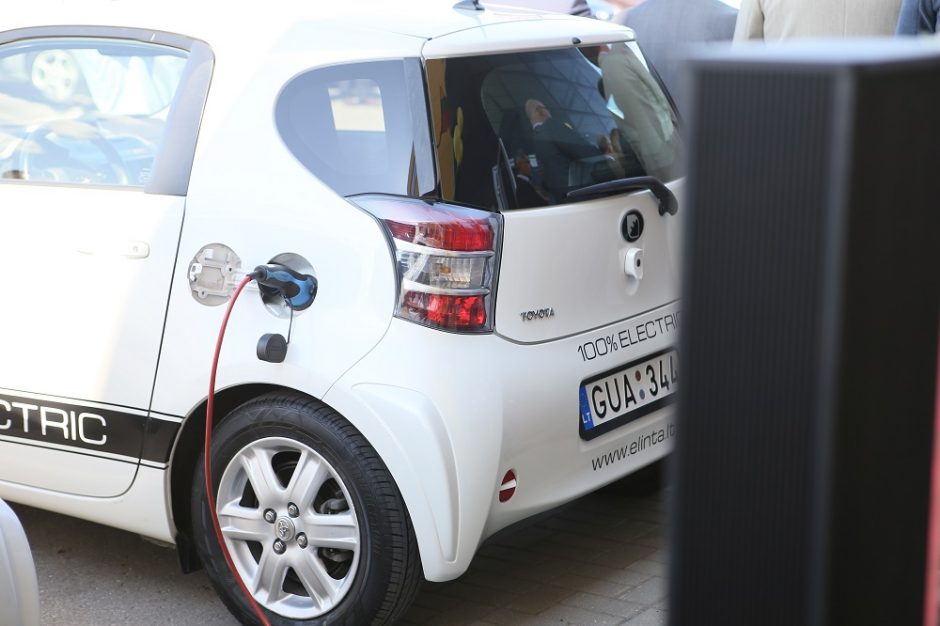 Elektromobilių įsigijimo kompensavimui prašoma 300 tūkst. eurų