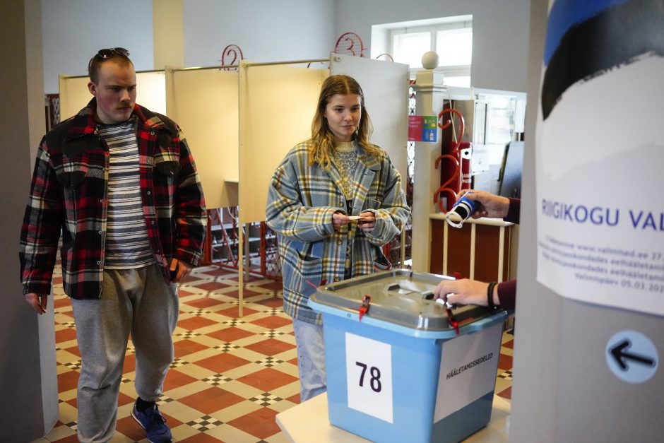 Estijos rinkėjai balsuoja rinkimuose, partijoms nesutariant dėl pagalbos Ukrainai