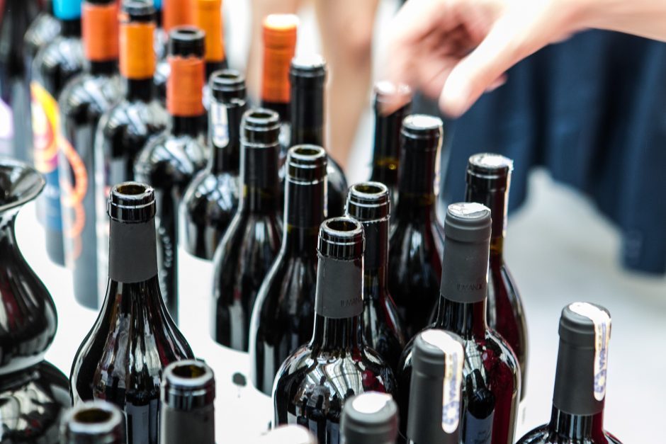 Seimas atmetė iniciatyvas atlaisvinti alkoholio prekybą