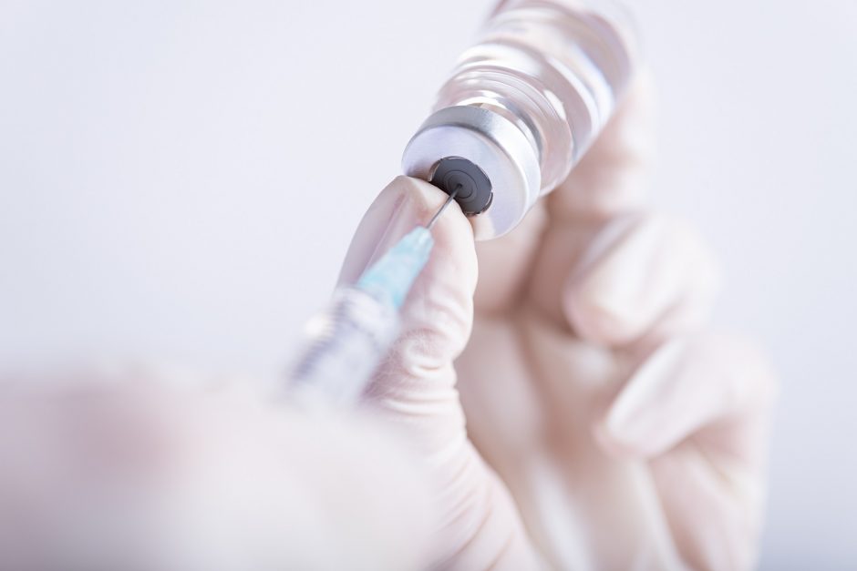 JAV leido naudoti pastiprinamąją „Pfizer“ vakcinos dozę pagyvenusiems žmonėms