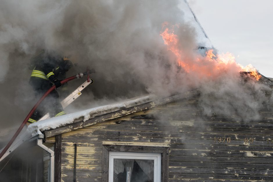 Nelaimė sostinėje: mediniame name kilus gaisrui žuvo žmogus