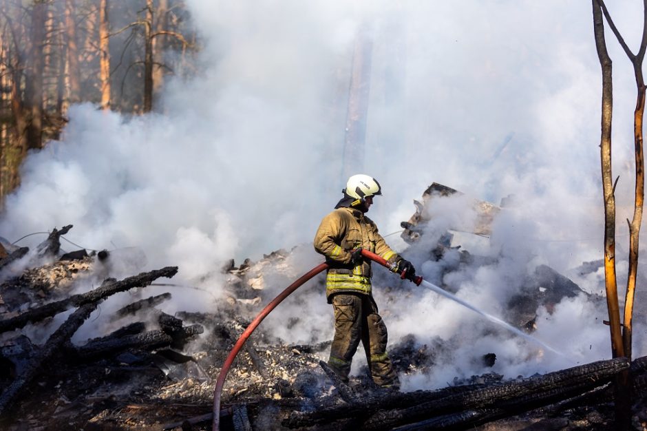 Tragedija Vilniaus rajone: per gaisrą vagonėlyje žuvo jame gyvenęs vienišas žmogus