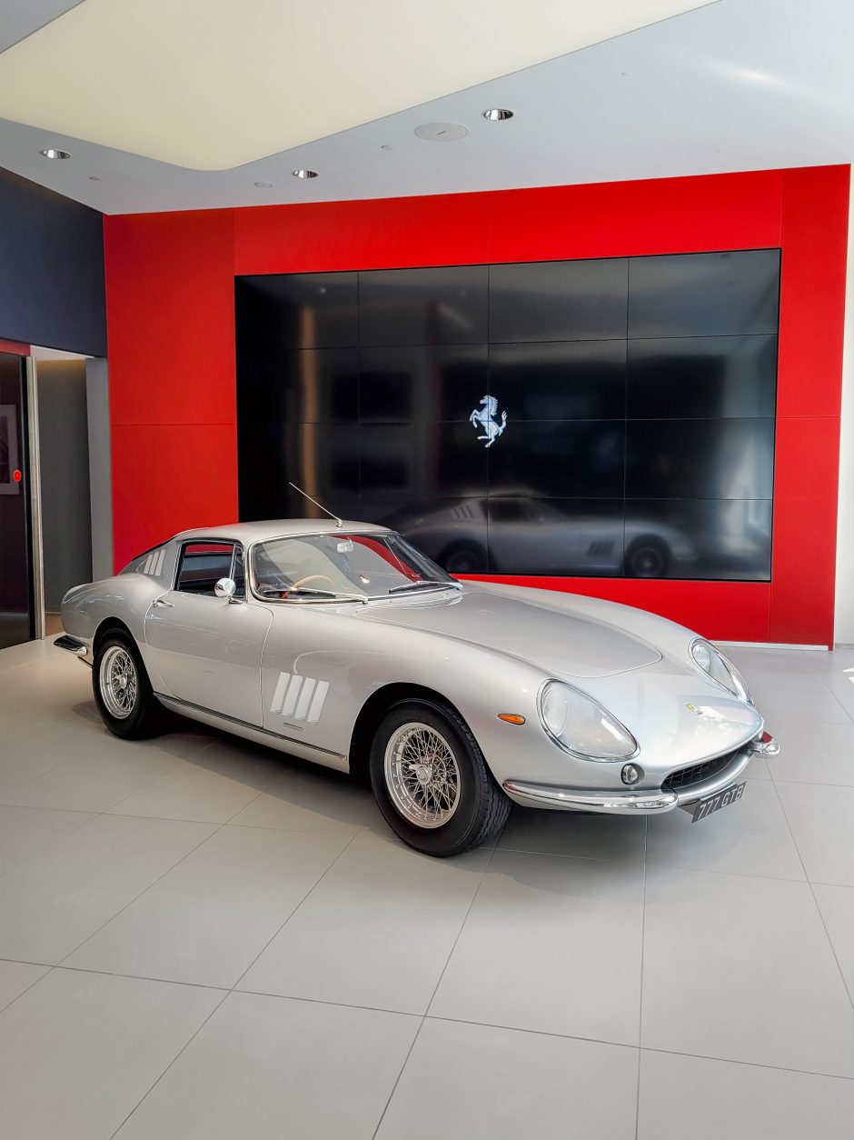 „Ferrari“ salone Londone pirkėjus pasitinka veiklus lietuvis