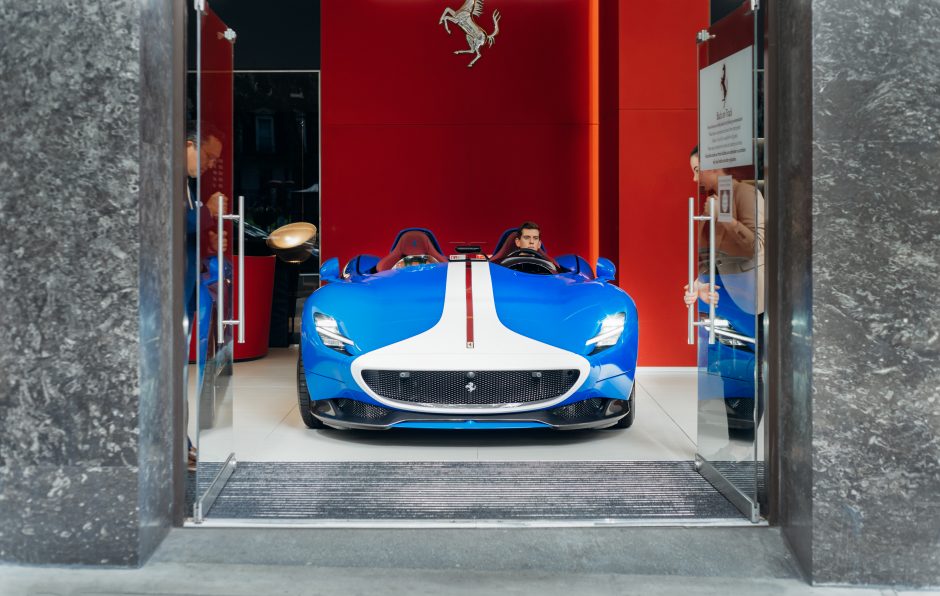 „Ferrari“ salone Londone pirkėjus pasitinka veiklus lietuvis