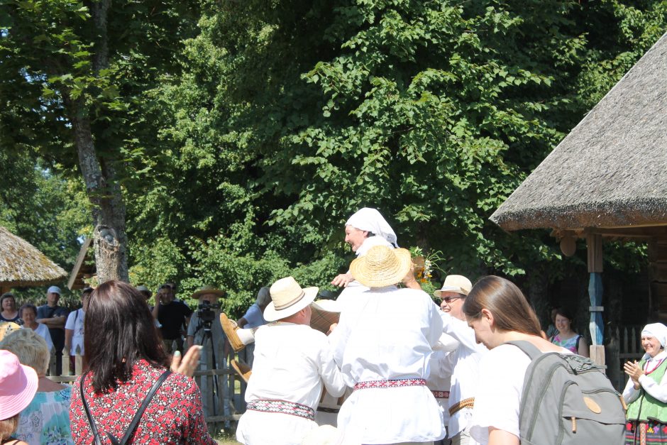 Rumšiškėse nestigo šventinės įvairovės: pasveikinę Onas, priminė ir rugiapjūtės tradicijas