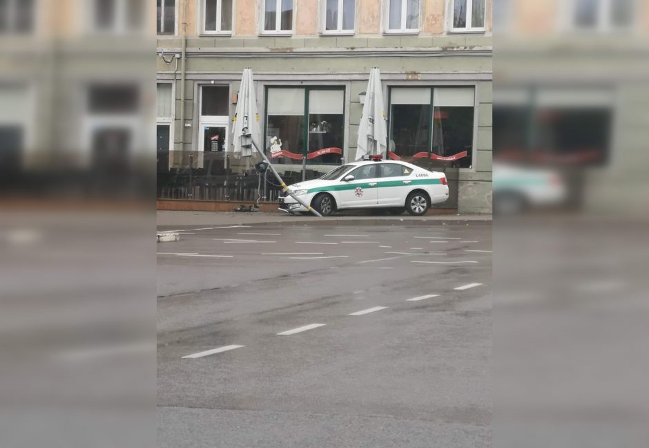 Medikų automobilį lydėję patruliai Klaipėdos centre nuvertė šviesoforą