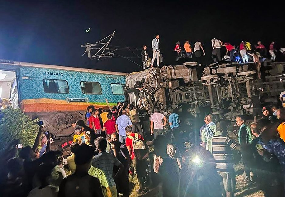 Siaubingas traukinių susidūrimas Indijoje: žuvo mažiausiai 288 žmonės, šimtai sužeistų