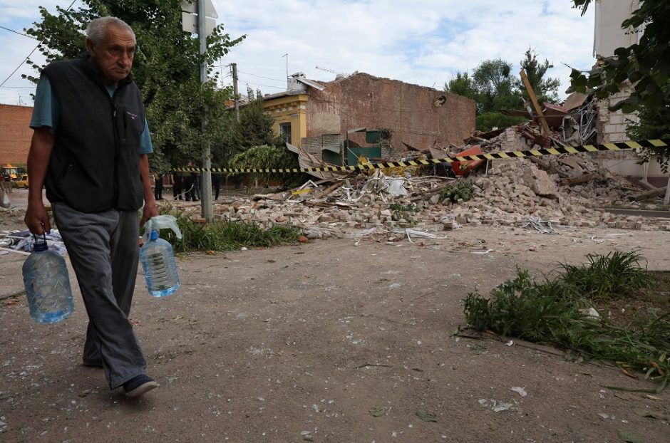 Karas: po Rusijos atakų užsiliepsnojo prekybos centras Kremenčuke, žuvo 10 žmonių