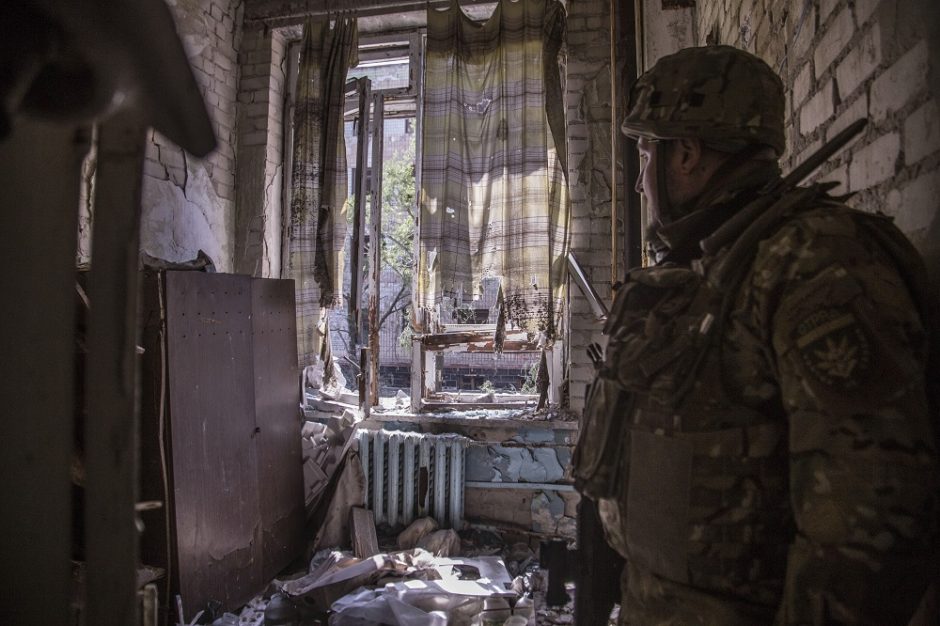 Ukraina: Rusijos pajėgų puolamas Sjevjerodoneckas nėra atkirstas