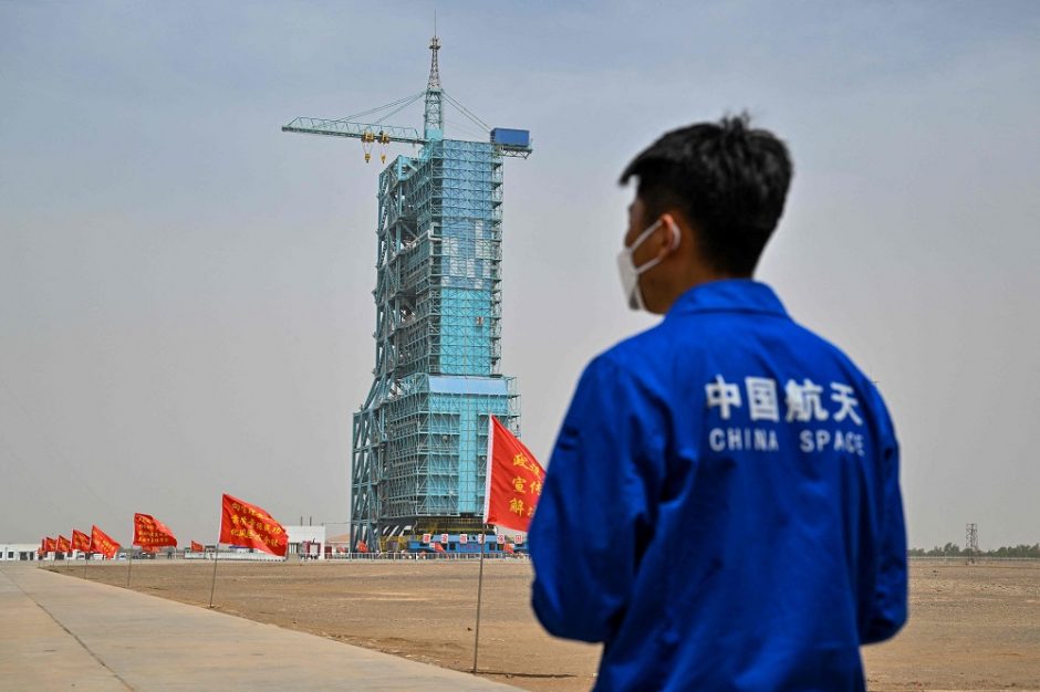 Kinija sako antradienį į kosmosą išsiųsianti pirmąjį civilį astronautą