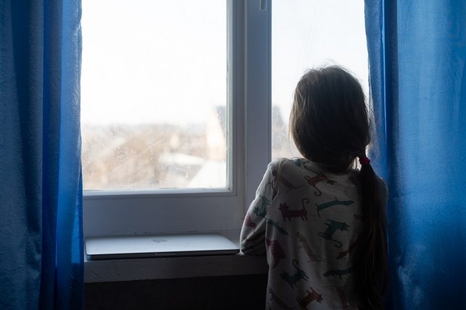 Tarnybų sujudimas Klaipėdoje: įtarimų sukėlė maža mergaitė prie atverto lango