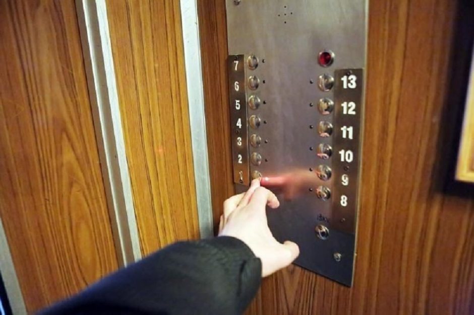 Kaune lifte užstrigusius vyrus lėkė vaduoti ugniagesiai, bet prireikė ir policijos