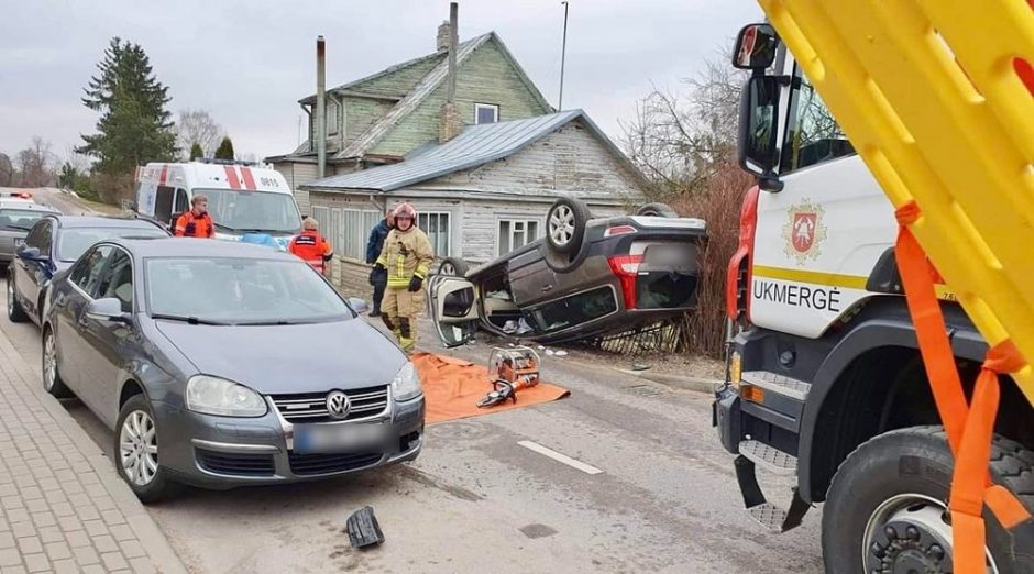 Į stovinčias mašinas Ukmergėje rėžėsi ir apvirto „Volvo“: vairuotoja žuvo