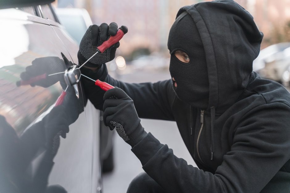 Vilniuje vagys įsisuko į BMW automobilius: žala – per 10 tūkst. eurų