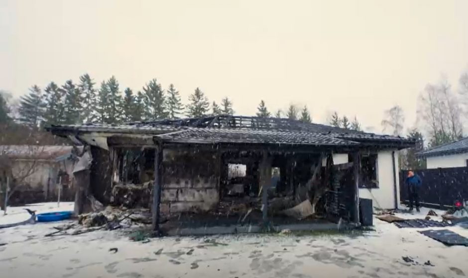 Siaubinga nelaimė Šiauliuose: degant namui nėščia mama dukrą kaimynams perdavė per tvorą