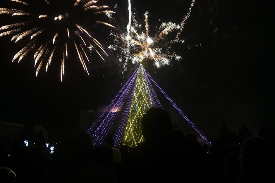 Marijampolėje įžiebta Kalėdų eglė, padabinta spalvą keičiančiomis stygomis