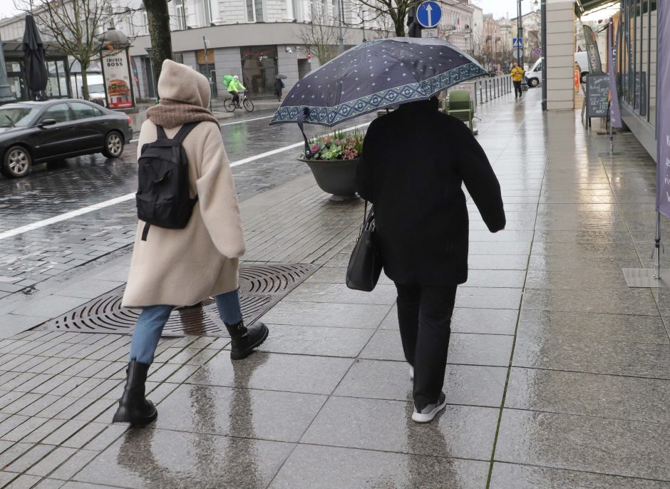 Šalies pagrindinių kelių dangos daugiausia sausos, kai kur Šiaurės ir Vakarų Lietuvoje – šlapios