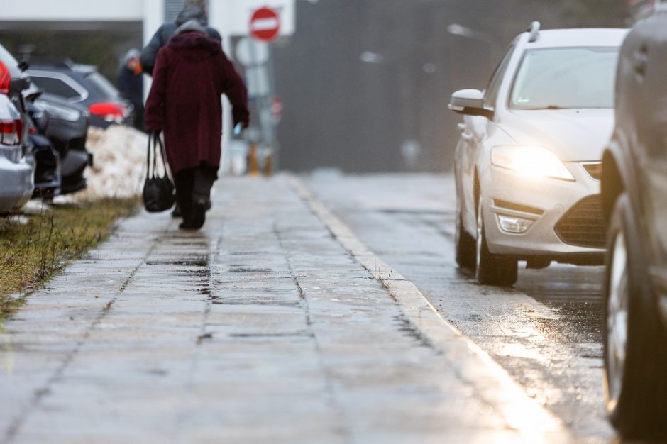 Kelininkai įspėja: naktį eismo sąlygas sunkins rūkas ir plikledis