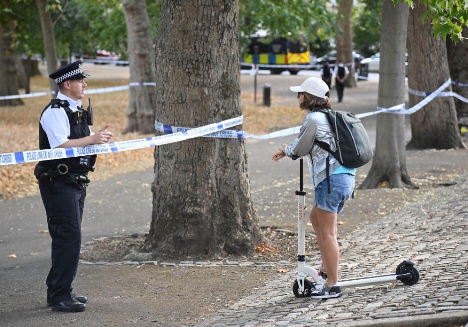 Londono policija nuogai išrengtus apieškojo šimtus vaikų