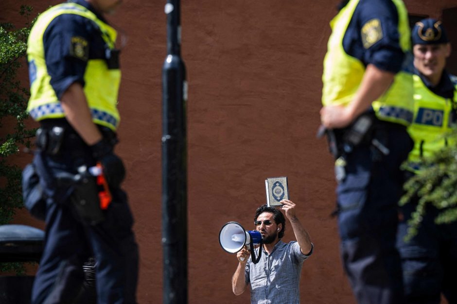 Švedijos policija suteikė leidimą rengti Korano deginimo protestą prie mečetės