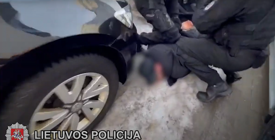 Kirtis Vilniaus narkomafijai: iš prabangaus „Porsche“ – veidu į sniegą (vaizdo įrašas)