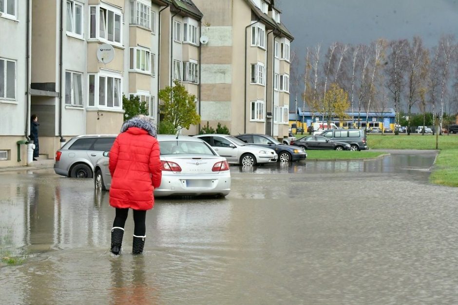 Įspėja dėl didelio kritulių kiekio ir potvynio grėsmės: kaip apsisaugoti ir prisišaukti pagalbos?