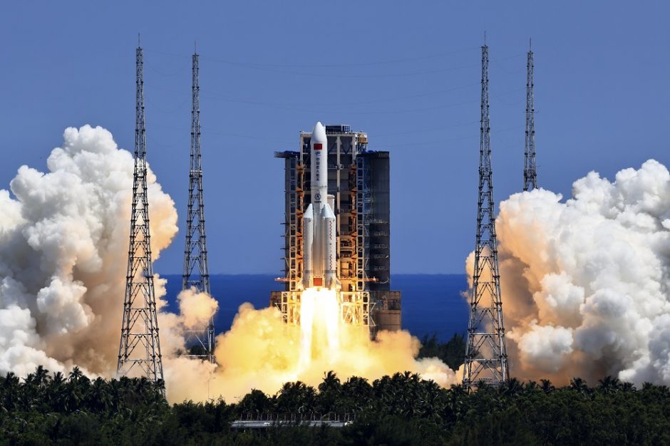 Kinijos raketa nešėja nekontroliuojamai sugrįžo į Žemę