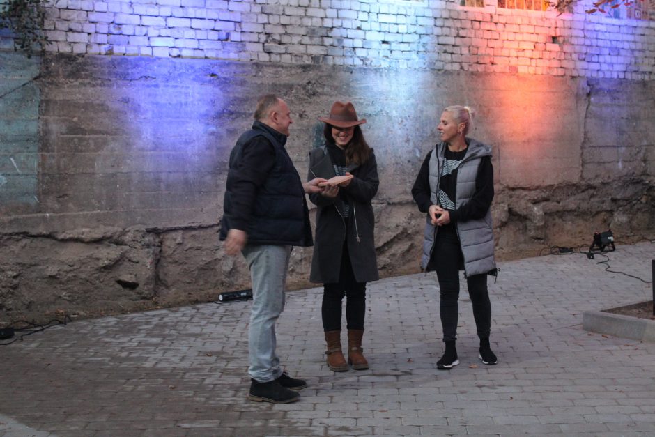 Pilka siena Kaune virto meno kūriniu iš 400 emocinių plytelių