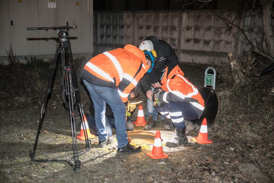 Ugniagesiai išgelbėjo į aštuonių metrų šulinį sostinėje įkritusį vyrą