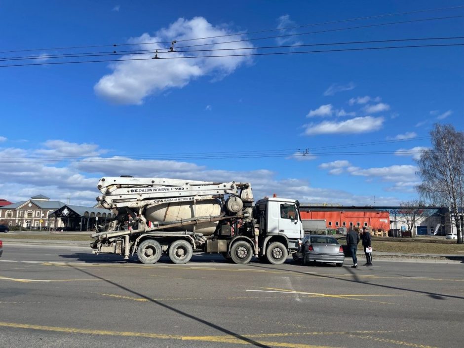 Pramonės prospekte lengvasis automobilis susidūrė su betono maišykle