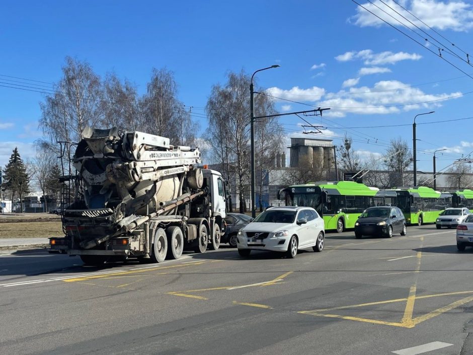 Pramonės prospekte lengvasis automobilis susidūrė su betono maišykle