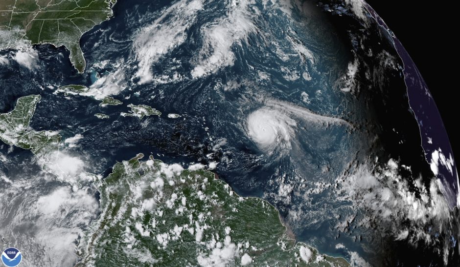 Virš Atlanto vandenyno slenkantis uraganas „Sam“ sustiprėjo iki 4-os kategorijos