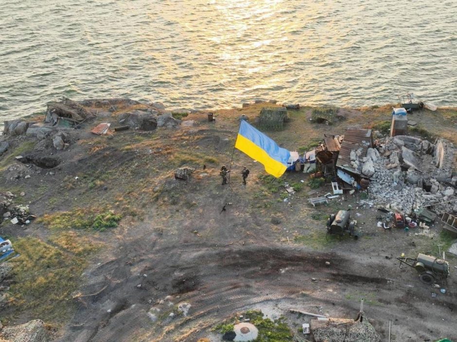 Ant Ukrainos vėliavos Gyvačių saloje – žinutė Rusijos karo laivui