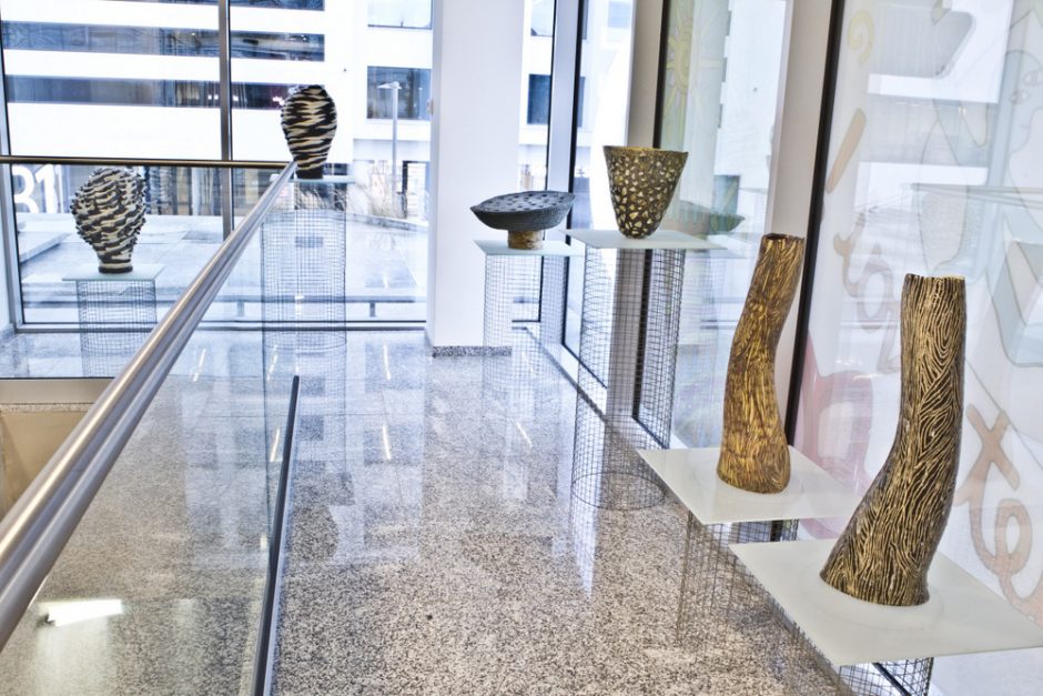 Galerijoje „Aukso pjūvis“  – gyvybine jėga alsuojanti V. Kinderavičiūtės keramika