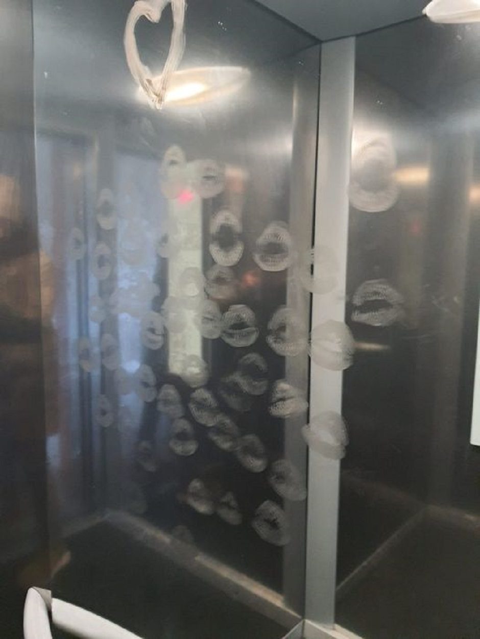 Dragūnų kvartalo gyventojai sumišę: kažkas išbučiavo lifto veidrodį