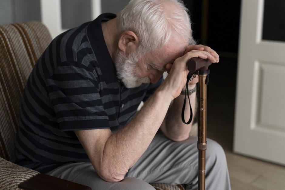 Naujojoje Vilnioje sumuštas garbaus amžiaus vyras: atgavęs sąmonę pasigedo daiktų ir pinigų