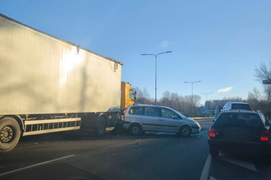 Sostinėje sunkvežimis rėžėsi į du automobilius – sustojo eismas