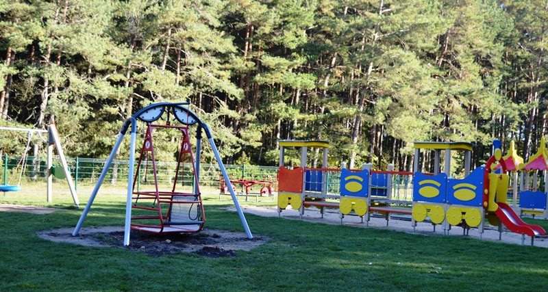 Palangos vaikų parkas praturtintas neįgaliesiems skirtomis sūpynėmis