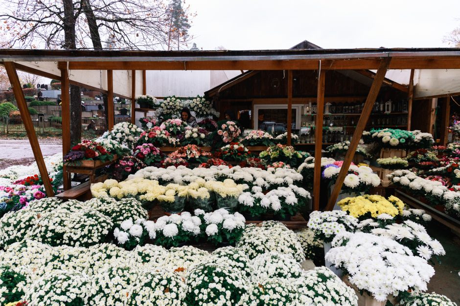 Kauniečiai traukia lankyti kapų: eilės, gėlės ir žvakių gausa